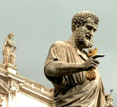Petrus-Statue auf Platz vor St. Peter in Rom